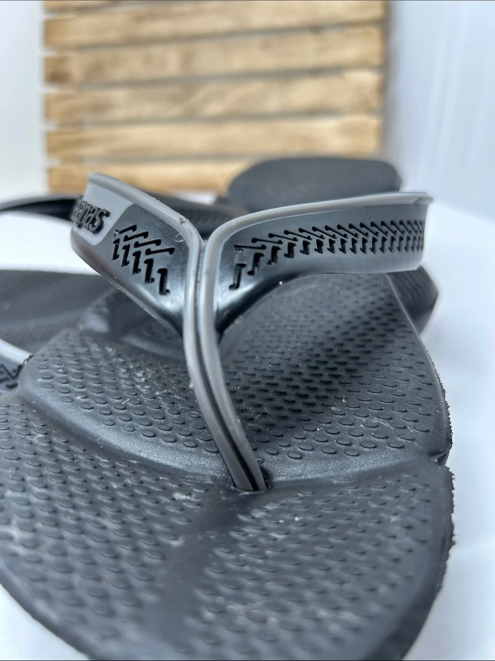 Havaianas Men’s Black Flip Flops with Gray Trim Size 41